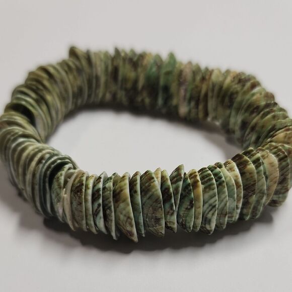 Elegant Green Shell Bracelet - Picture 1 of 3